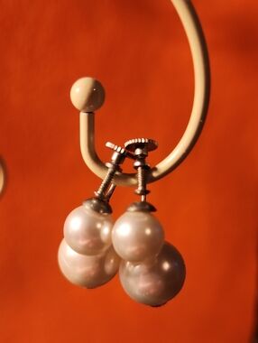 Vintage - Classic Double Pearl Screw-Back Earrings in White Pearlescent
